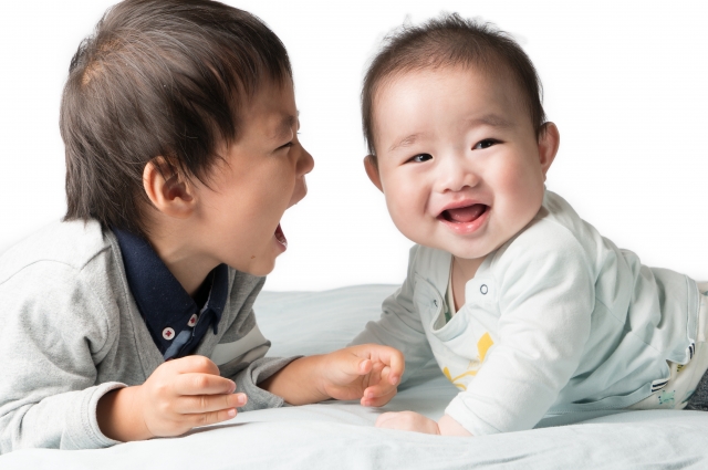 【要注意】2階からでも重傷に！子どもの転落事故と手すり・窓の法規制を徹底解説